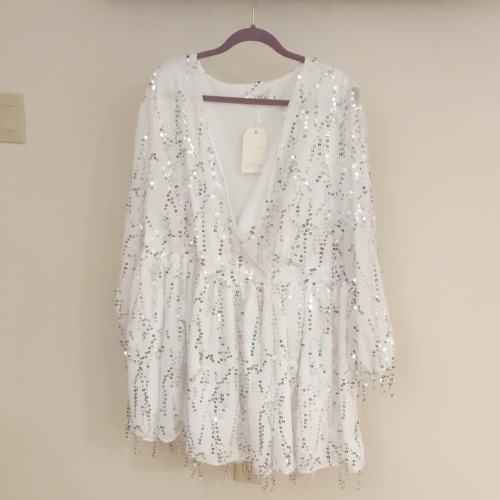 Plus Size Size 20  white and sequined wrap…